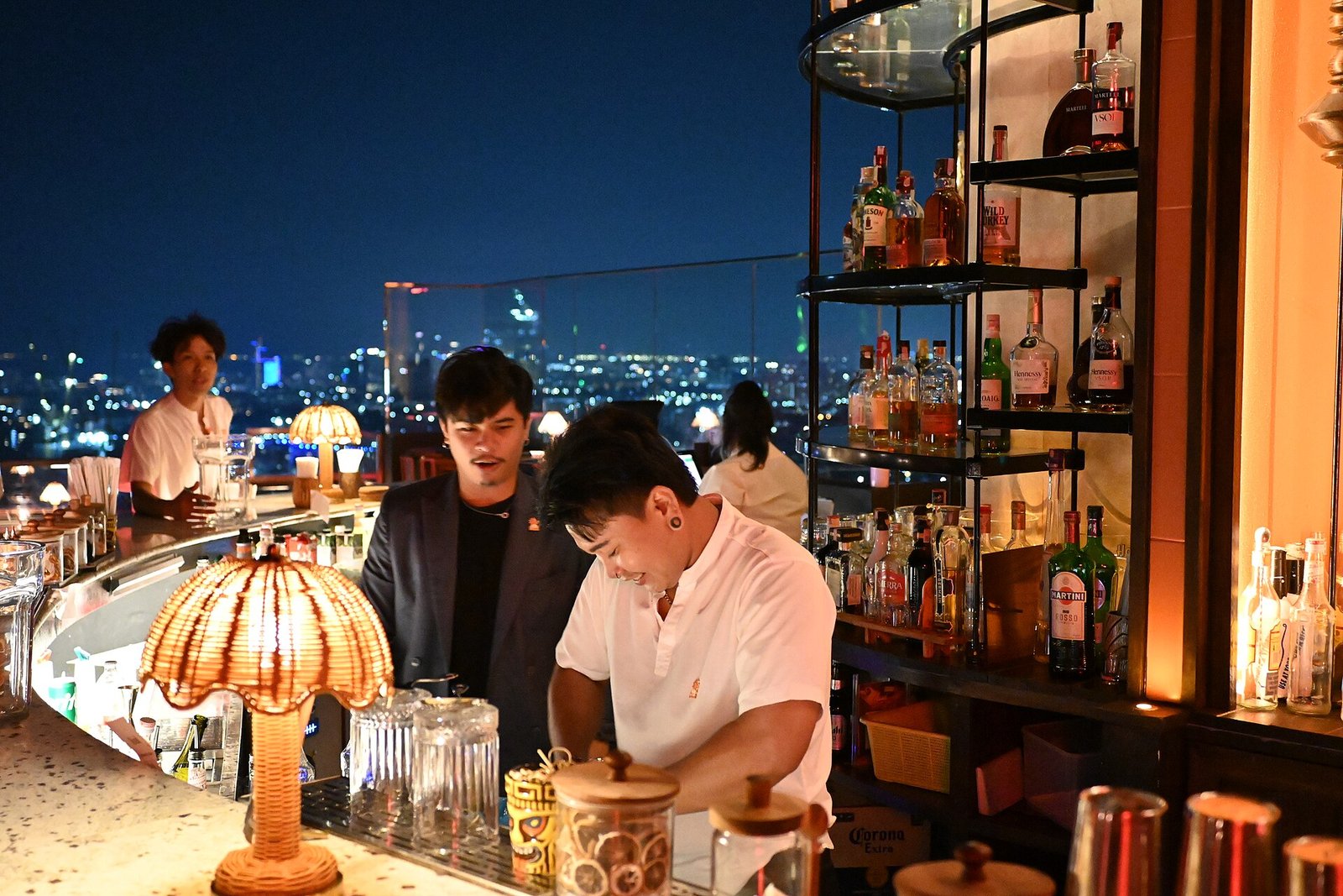 Koktél egy pattayai rooftop bárban
