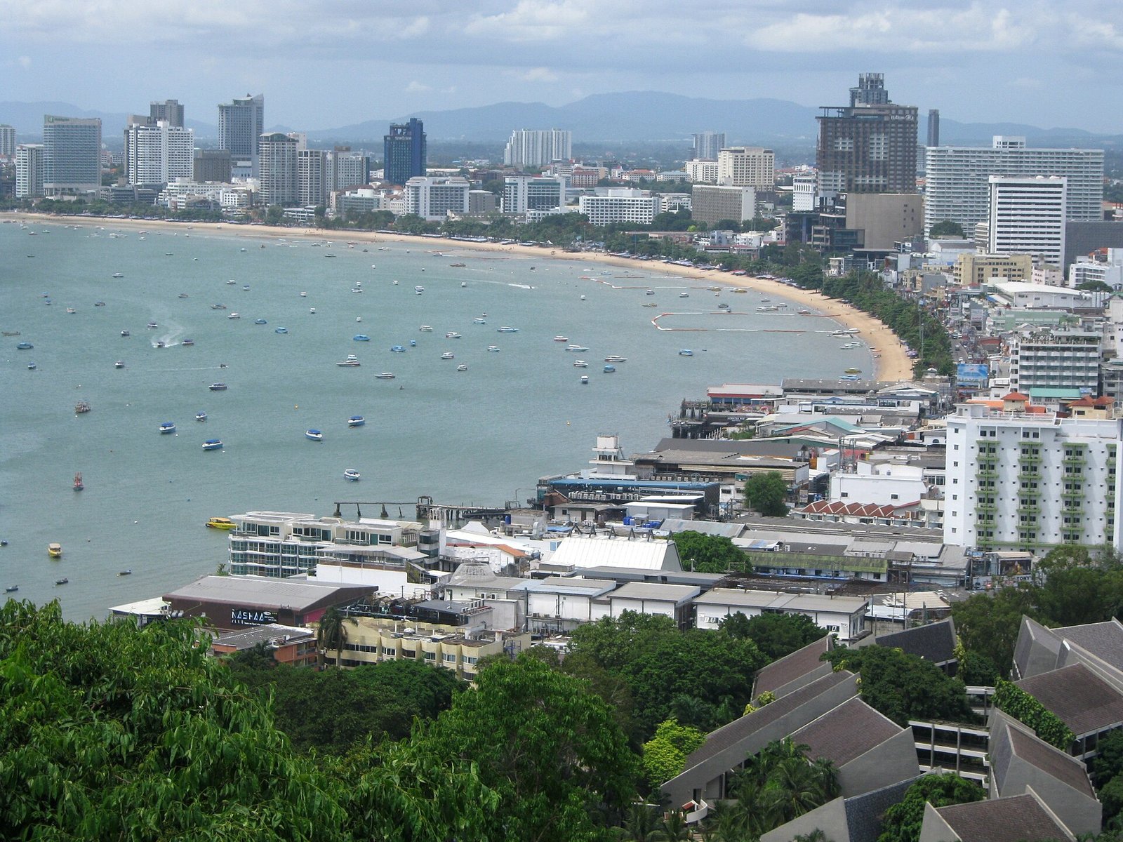 Kilátás Pratumnakról Pattaya felé