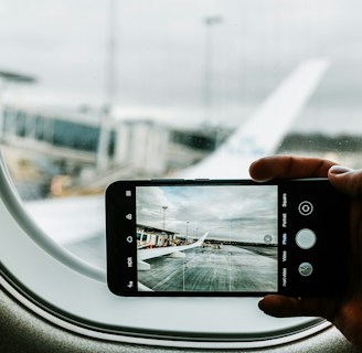 Utazó a telefonján tölti ki a thai digitális érkezési kártyát a repülőtéren